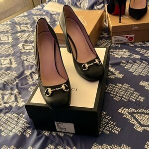 Black Gucci, classic horse bit buckle-round  toe pump
